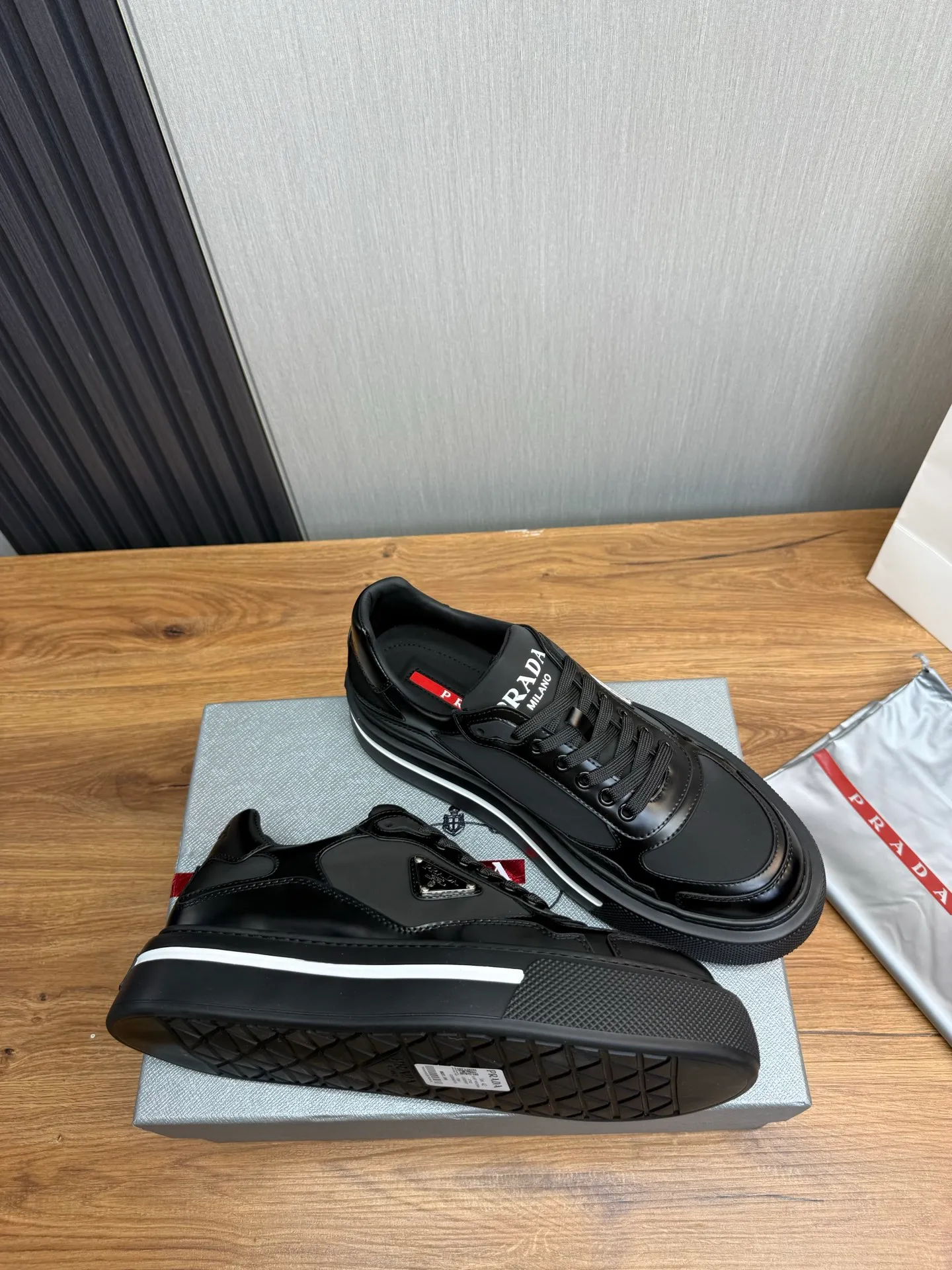 Men's shoes 💰580💰 [PRADA] Hot-selling men's shoes shipped 👏Official website synchronized ⬆️ Original cowhide fabric + cowhide lining, cowhide feet 🐮 1:1 shipment ✔️Original original sole, 38-45 (45. Customized, non-refundable)